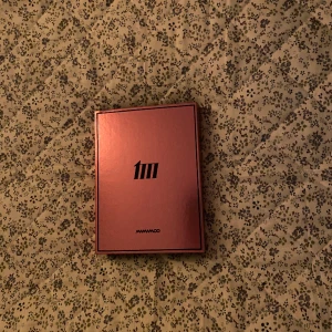 MAMAMOO - MIC ON - Photo book, 3 photo cards, CD, sticker sheet, lyric book. Köpt för 300kr.