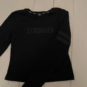 Träningstopp - En underbar tunn träningstopp som är så skön att träna i. Ryggen är fylld med lufthål. Stronger märket och de två sträcken är i lite gummiliknande material. Använd ändats 2 ggr!