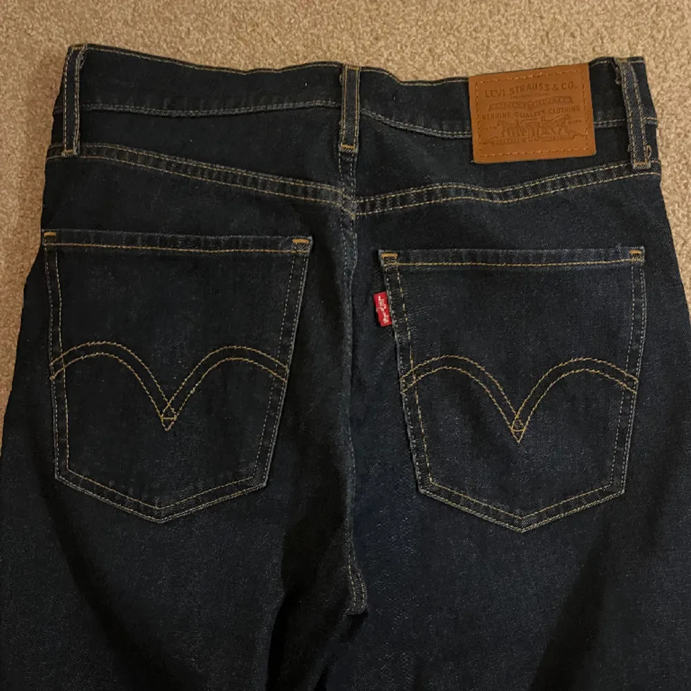 Mörkblå Levis jeans. Modellen mile high skinny jeans. Säljer då de inte passar mig längre. Pris kan diskuteras✨. Jeans & Byxor.