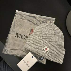 Moncler mössa i färgen grå helt ny