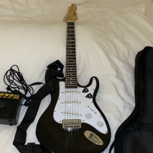 El gitarr - Säljer min älskade elgitarr då jag inte använder den längre, i bra skick och du får med allt på bilderna. Nypris: 1100 kr