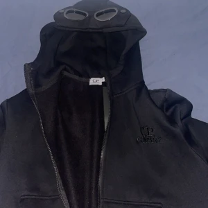 Cp company zip hoodie - Cp company zip hoodie, fick den på julafton men den passade inte mig. M men passar S. Har testat 2 gånger