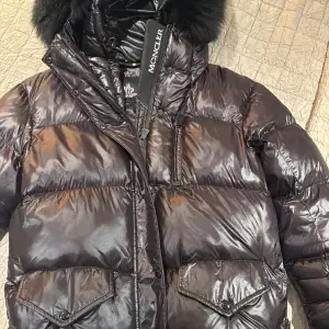 Sååååå snygg moncler jacka, finns ej längre att köpa vilket får den att gå upp i värde. Köpt för ca 15 tusen (ALDRIG ANVÄND) QR kod finns fluff till ärmarna finns också som kan sättas på och av