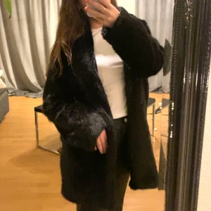 Pälsjacka - Säljer min superlyxiga pälsjacka, som ser ut som en kappa. Den är i nyskick och varm.