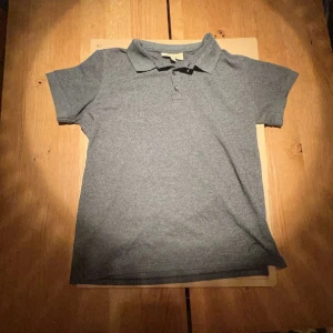 Burberry pique - Hej! Säljer min burberry pique som är inte kommer till användning i Storlek M, för fler fråger är det bara att skriva