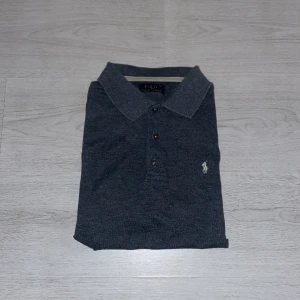 Ralph Lauren Piké - Ralph Lauren Piké, inga defekter | Skick 9/10 | Storlek M, sitter som S. Nypris 1199kr, mitt pris 199kr. MvH Wiggo