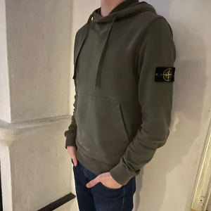 Stone island hoodie  - Stone hoodie oliv grön, cond 9/10 inga defekter, kvitto finns retail 3000