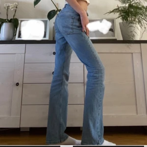 Low waist- Flared jeans - Säljer nu mina flared jeans i mörkblå färg då jag tröttnat på de💕 De är i storlek 36 men min mormor har sytt in de så de passar som 32-34. Jag är 178 cm lång och de är super långa på mig. Ordinarie pris 499kr säljer för 399kr💕Priset kan diskuteras🥰 