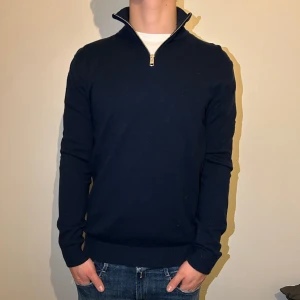 Jack & Jones half zip - Snygg Jack & Jones half zip tröja | Storleken är L men passar även M beroende på hur man vill att den ska sitta | skick är 8/10 knappt använd | Hör av er vid frågor!