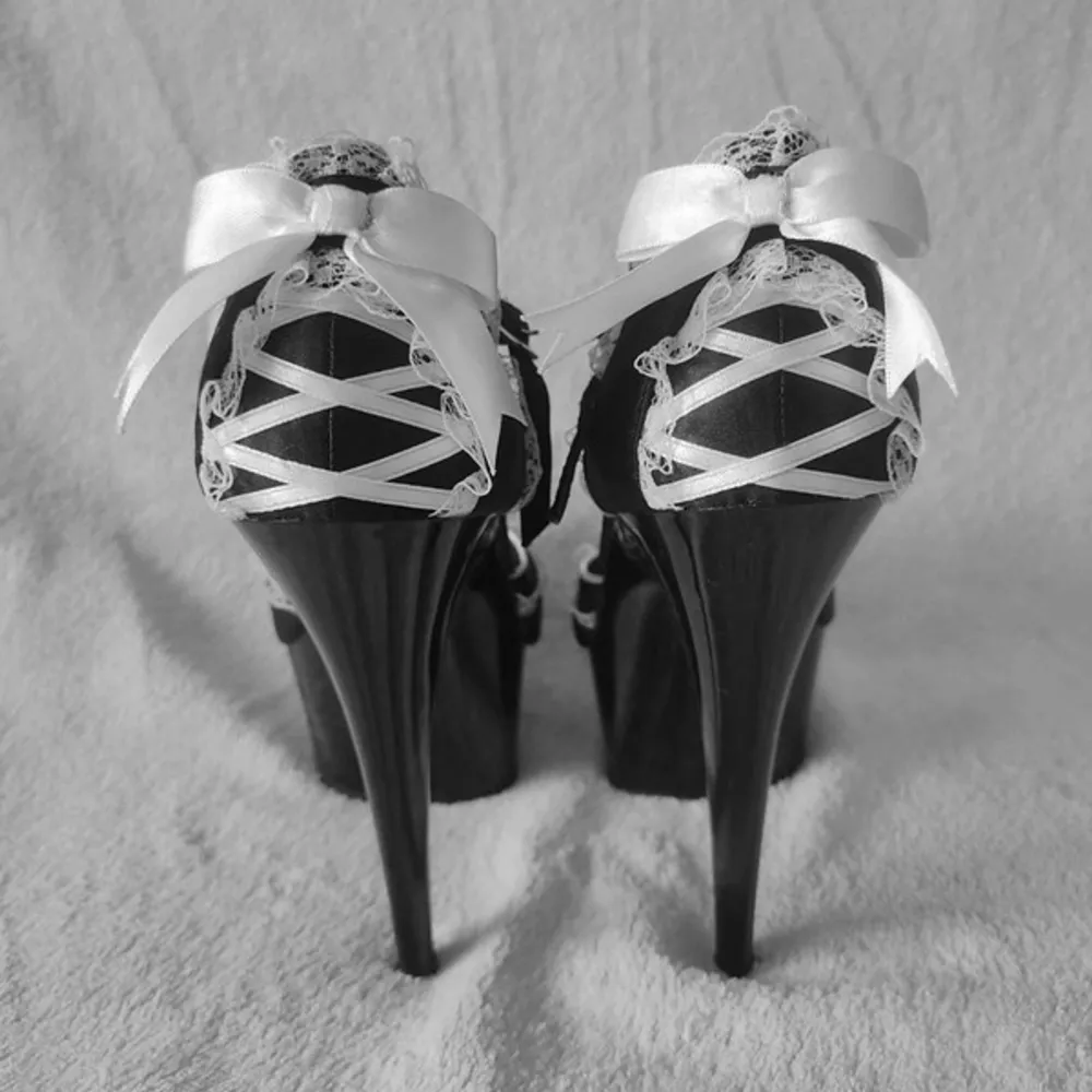 Super söta klackskor med spets! Coquette heels från Funtasma. Storleken är US 8 vilket översätts till EU 38 ^^  !!Har endast provat dessa skor, inga defekter!!. Skor.