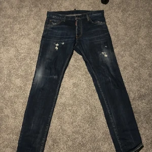 Dsq2 jeans - Tja,nu säljer jag mina dsq2 jeans (personen på bilden är 178) perfekt skick!!🔥dessa har använts ca 3 gnr och kostade runt 6,4 tusen🤩🤩skicka ett meddelande vid minsta fråga,kan gå med på byten.kan även gå ner i pris lite vid snabba köp✨✨