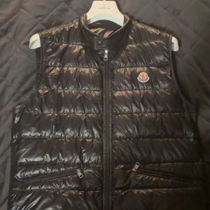 Moncler Gui - Sjukt populär gui väst från Moncler. Den är i väldigt gott skick då den blivit bra omhändertagen. Parfekt nu till sommaren! Ny pris är 7 999.  Hör gärna av er vid frågor eller frunderingar Mvh EAresell! 