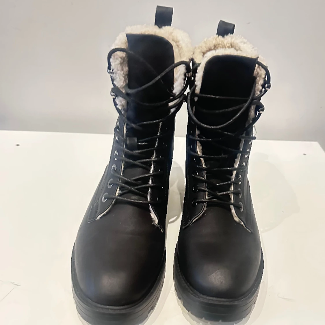 Helt nya fodrade svarta kängor 