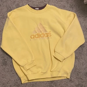 Vidtagande crewneck - Vintage Crewneck från Adidas!  Skicket är bra minus små fläckar på framsidan och ens ärmslutet (se bild 2) 