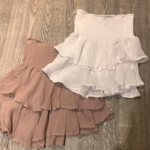 Kjolar - En jätte fin ljus brun kjol och en jätte fin vit kjol perfekt till sommaren!😇säljer nu för att jag inte använder kjolarna alls längre! Säljer  en kjol för 100kr och båda för 180kr