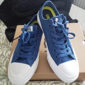 Nya Converse Storlek 38 - Jätte fina NYA Converse i storlek 38. Märkta storlek 39 men små i storleken.