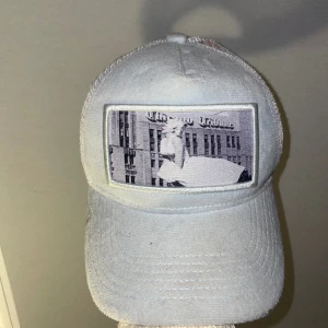 Velvet keps - Säljer en keps av märket Emilio pendenza i toppen skick. Kom gärna med pris förslag.