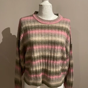 Flerfärgad stickad tröja - Knappt använd och så skön. 