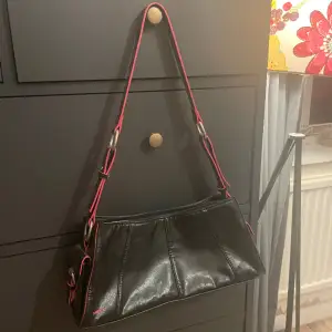 Säljer denna väska då den inte kommer till användning snygga rosa detaljer!!