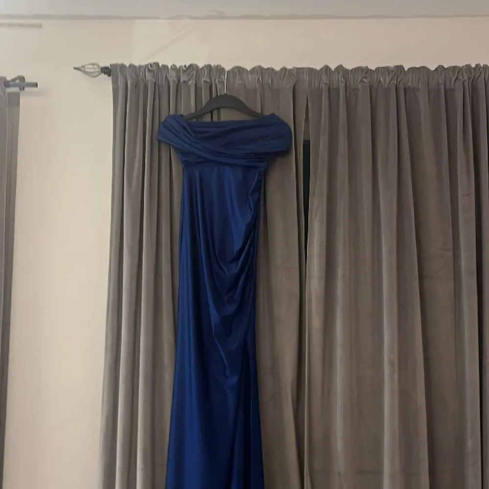 En fin mörkblå glittrig balklänning i nyskick. Storlek xs och lång på mig som är 1,60cm. Klänningar.
