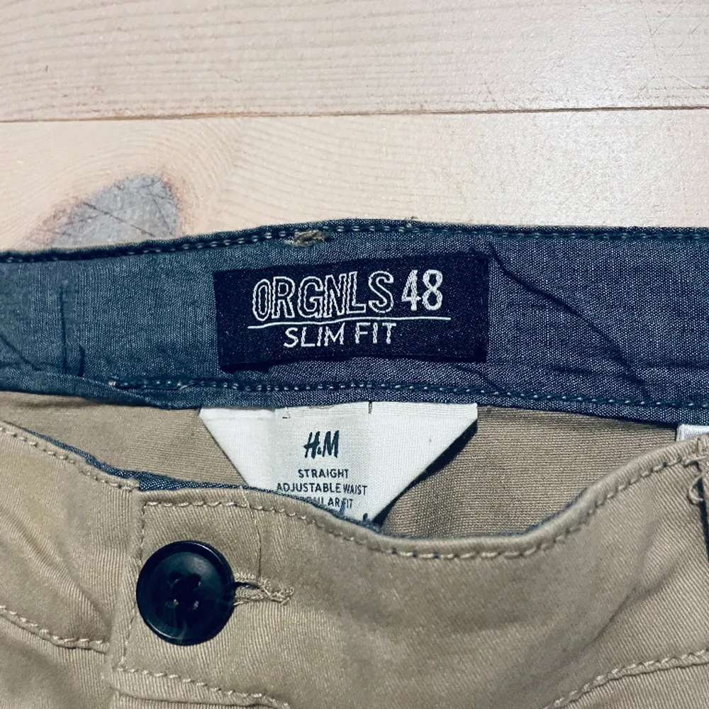 Nu säljer jag ett par fina H&M chinos som endast  är använt ett fåtal gånger. Modellen är Orgnls 48 slim fit och de passar främst för herrar. Storlek 164 eller 13-14 år. Tveka inte på att höra av dig!. Jeans & Byxor.