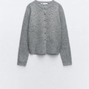 Stickad kofta  - Stickad kofta som inte kommer till användning köpte i november. 