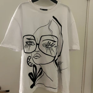 Supersnygg tshirt  - Säljer en helt oanvänd o supersnygg tshirt från zara! Den är i nyskick men kommer inte till användning 💓