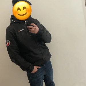 Ellese vindjacka - Använd några få gånger! Ser ut som ny hel o ren! Hör av er om ni har frågor eller vill ha fler bilder! Pris kan diskuteras!