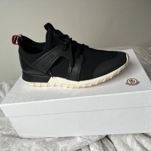 Moncler skor strl 42 - Ny skick knappt använda. Har kvitto, köpt i moncler butiken.  Medföljer box till skorna
