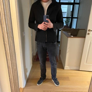 Zara jacka - Varm och skön jacka från zara med snygga detaljer. Uppklädd o slimmad men håller ändå värmen till skillnad från overshirts till exempel!  Storleken är L och personen på bilden är 188 cm.   Vid frågor eller intresse, hör av er!