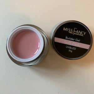 Builder gel soft pink Missfancy - säljer då jag har liknande geléer. Köptes för 320kr💕