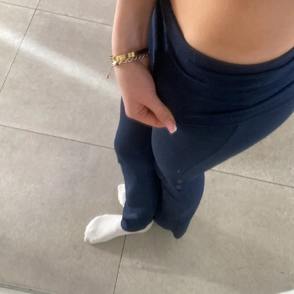 • Yoga pants från Gina tricot  • Helt nya (använda två gånger)  • Säljer för att dom är för korta på mig • Stolek 158/164. Jeans & Byxor.