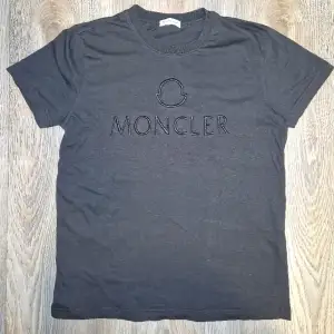 En moncler t-shirt som knappt är använd, den är i 10/10 skick. Pris kan diskuteras, QR kod finns.