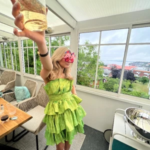 Festklänning  - Säljer denna otroliga klänningen med en unik färg . Använd 1 gång. 