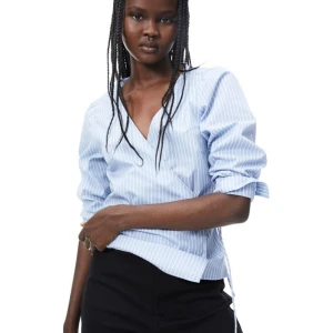 Blus  - Slutsåld blus från hm, säljer då den inte kommer till användning!🫶🏼🫶🏼