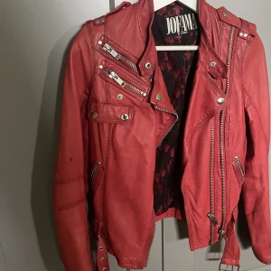 Skinnjacka  - Röd skinnjacka från Jofama by Kenza. Sparsamt använd så i fint begagnat skick 