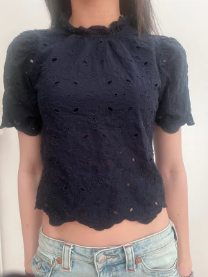 Topp med detaljer  - Jätte söt topp med coola detaljer 