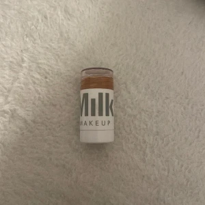 milk bronzer  - ca 30% kvar baked milk 