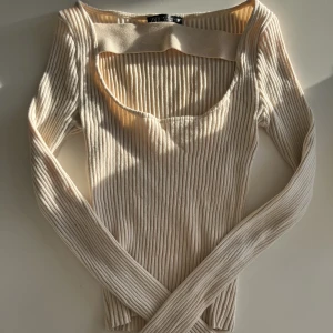 Zara tröja - Beige långärmad tröja från ZARA. Så fin och säljer då den inte kommer till användning. Varsamt använd, mycket bra skick.