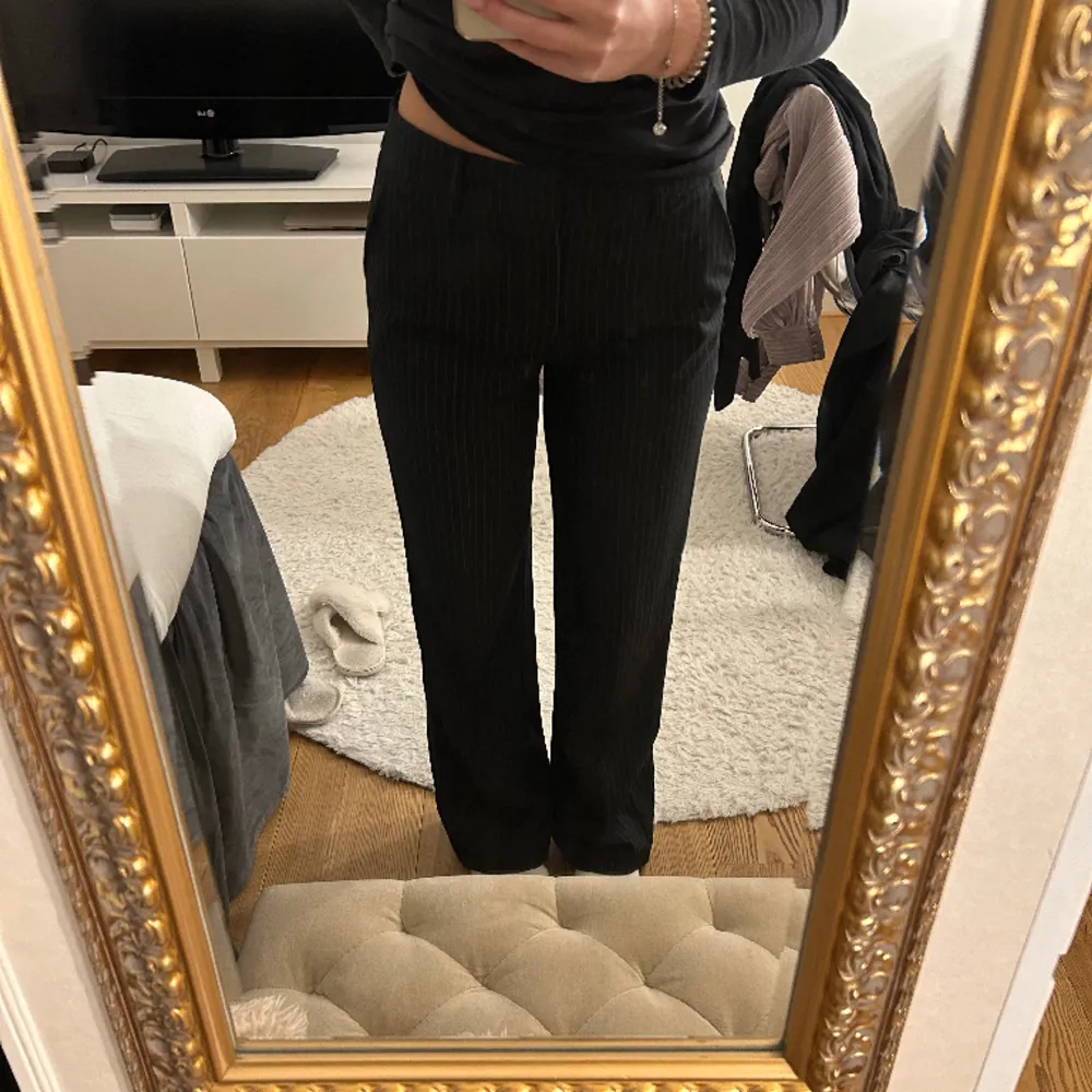 Svarta kostymbyxor med vita ränder från Maglaby i bra skick. Säljer dom för att jag har tröttnat lite på dom och dom är lite för stora tyvärr😊. Jeans & Byxor.