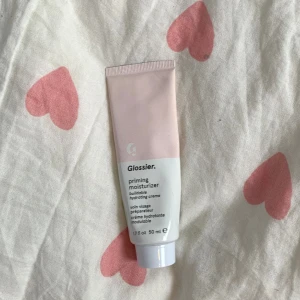 Glossier Priming Moisturiser  - Priming moisturiser från Glossier, ca hälften kvar. Nypris 379💗