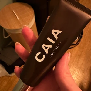 Caia bronzer - Bronzer från Caia i färgen cape town, endast använd några få gånger men den är helt fel färg för mig. 120kr, pris kan diskuteras vi snabb affär.