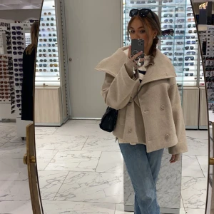 Kort kappa - Kort kappa från NA-KD, den är noppig som man ser på sista bilden (går att då bort med nopp-maskin)