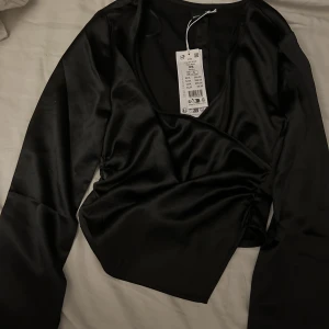 Satin topp - Säljer min Skit snygga topp i satin material , från Gina 😍. Har inte hunnit komma till användning än🩷🩷skriv för fler bilder 