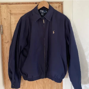 Ralph lauren jacka - En vin vår jacka ifrån ralph lauren, jackan är i väldigt bra skick (8-9/10) 