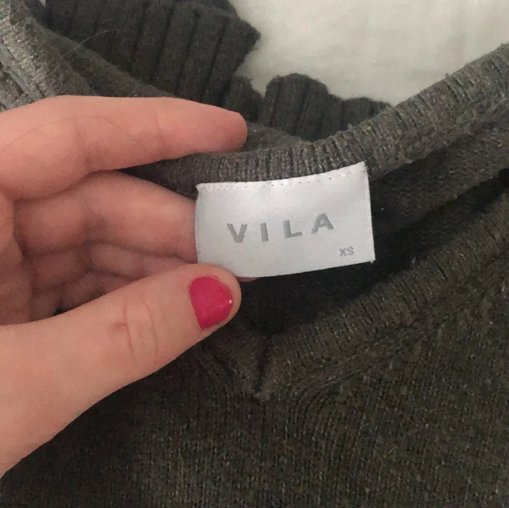 Så gosig tröja med V-neck! Använd 2 ggn men säljer då jag har för mycket kläder❤️inga defekter finns!’❤️(köpt från Vila’s hemsida). Stickat.