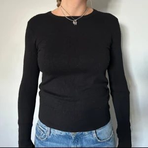 Svart tröja🫶 - Svart långärmad tunn tröja. Väldigt skönt material med guld detaljer vid sidorna💕