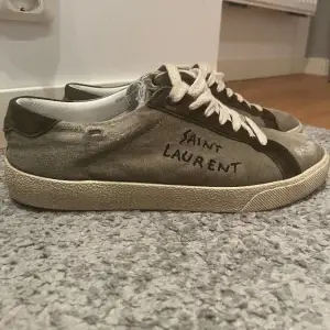 Riktigt feta Saint Laurent dojjor i storlek 42/43. Färg: Grön. Snyggare och mer sällsynta skor går knappt att hitta. Nypris ca 7000 kr , mitt pris 3500 kr. Dustbag saknas. Hör av dig vid intresse. Mvh