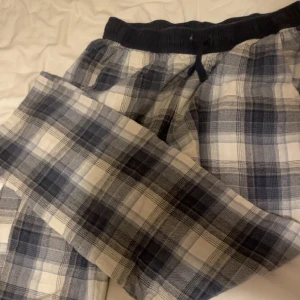 Kappahl pyjamasbyxor  - Suuupeefina pyjamasbyxor som jag tyvär inte använder längre då jag har andra! Storlek 170 och passar mellan xs-m i midjan! 