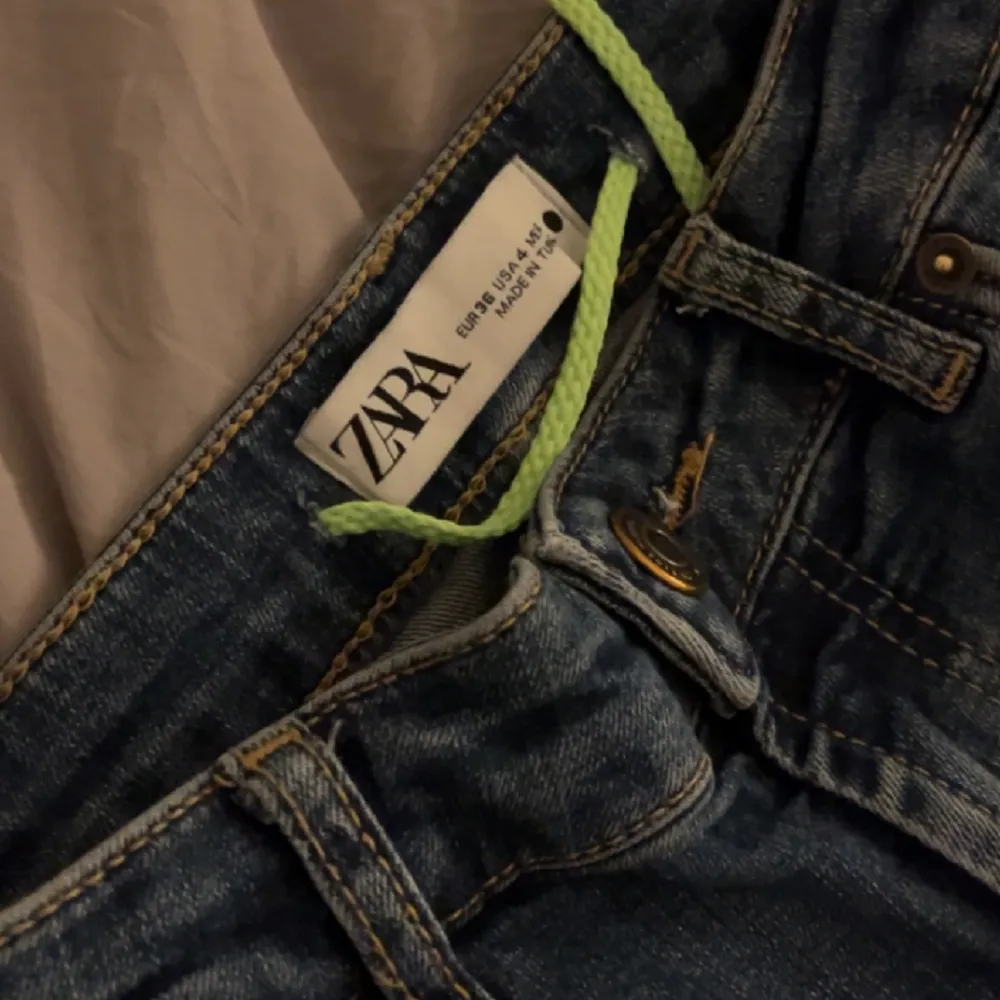  Low-mid waist Zara jeans storlek 36 då de är lite stora på mig (drf jag satt in ett band). Passar även 38. Använt mycket men frf relativt bra skick. Inga defekter förutom att jag klippt hål i midjan för att sätta in ett band(inget som syns/känns). . Jeans & Byxor.